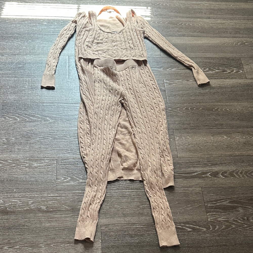 Tan sweater set perfect for fall 🍁